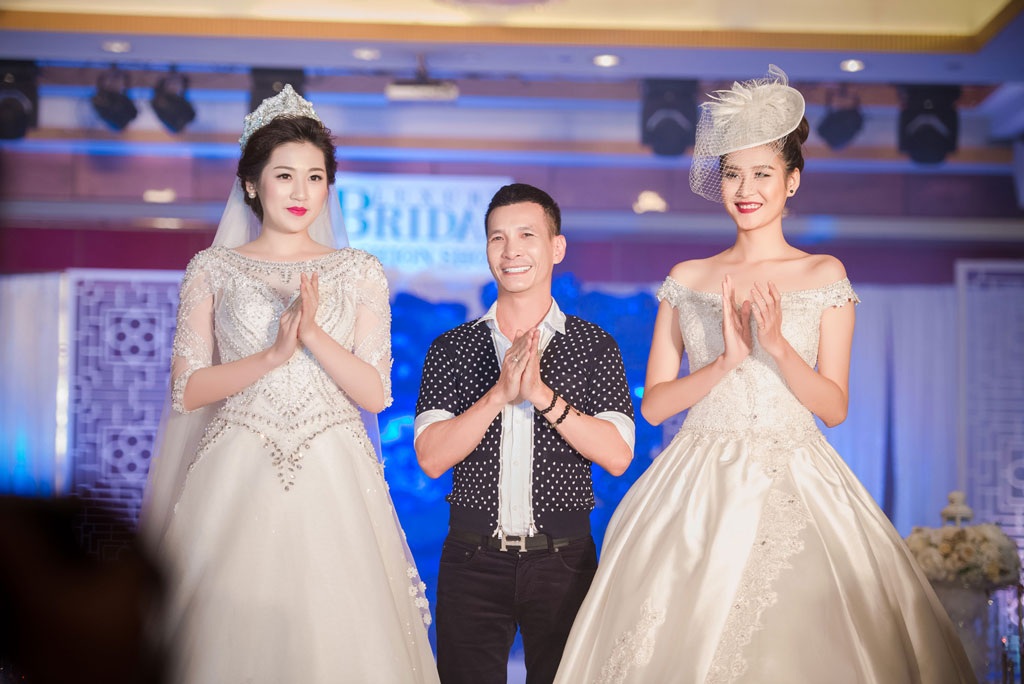 Á hậu Tú Anh đẹp kiêu sa khi trình diễn váy cưới - 10 <b style=mso-bidi-font-weight:
normal>H.T