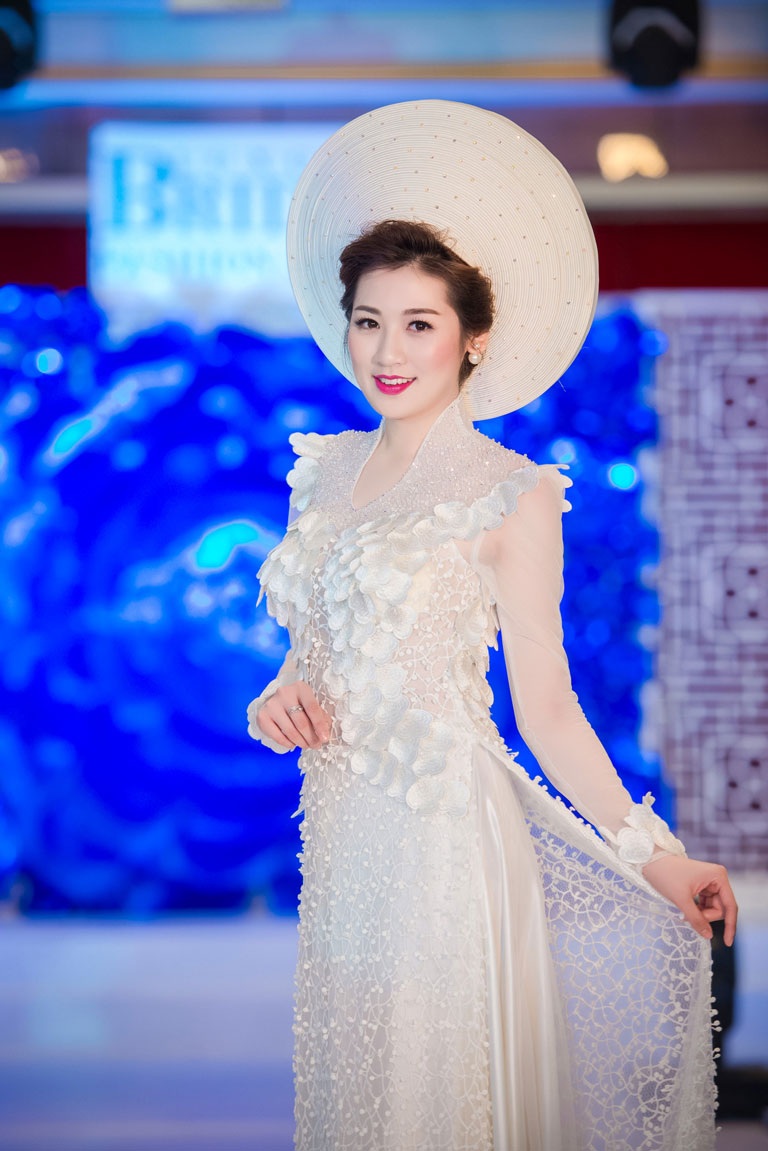Á hậu Tú Anh đẹp kiêu sa khi trình diễn váy cưới - 3 <b style=mso-bidi-font-weight:
normal>H.T