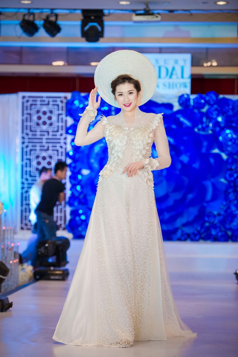 Á hậu Tú Anh đẹp kiêu sa khi trình diễn váy cưới - 4 <b style=mso-bidi-font-weight:
normal>H.T