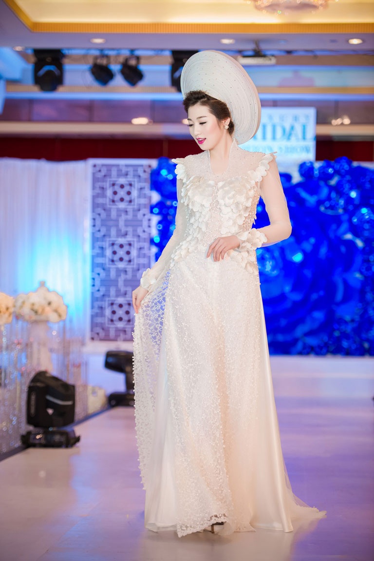 Á hậu Tú Anh đẹp kiêu sa khi trình diễn váy cưới - 5 <b style=mso-bidi-font-weight:
normal>H.T
