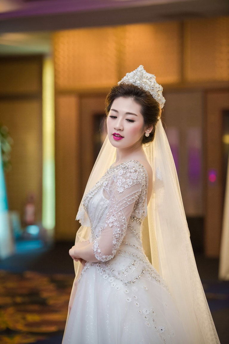 Á hậu Tú Anh đẹp kiêu sa khi trình diễn váy cưới - 6 <b style=mso-bidi-font-weight:
normal>H.T