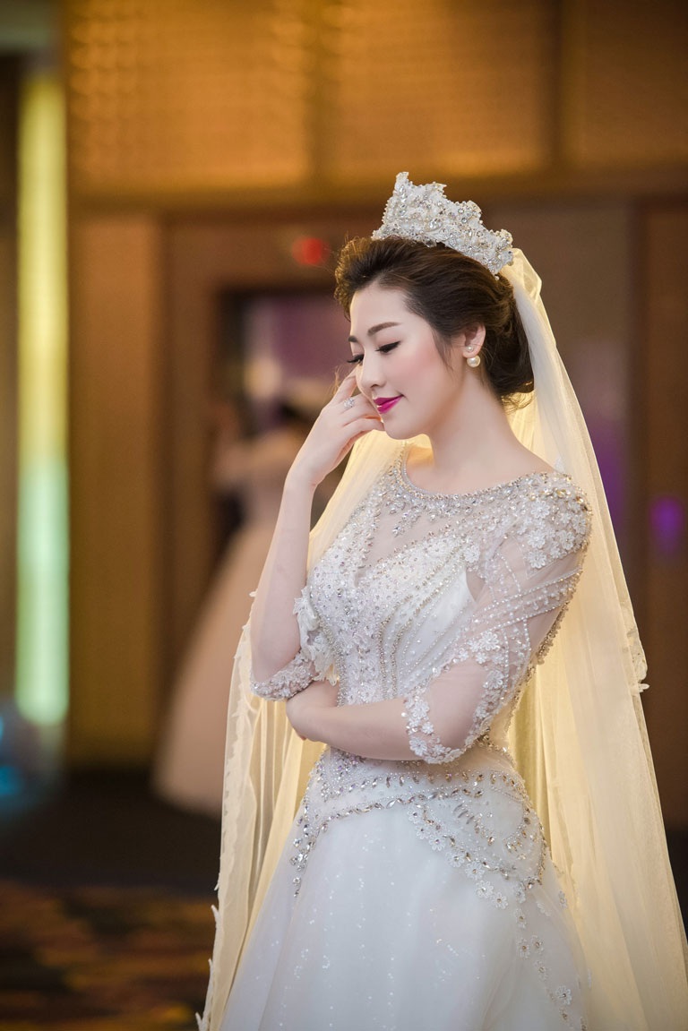 Á hậu Tú Anh đẹp kiêu sa khi trình diễn váy cưới - 7 <b style=mso-bidi-font-weight:
normal>H.T