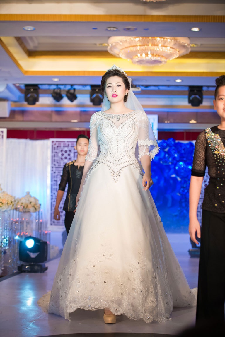 Á hậu Tú Anh đẹp kiêu sa khi trình diễn váy cưới - 8 <b style=mso-bidi-font-weight:
normal>H.T