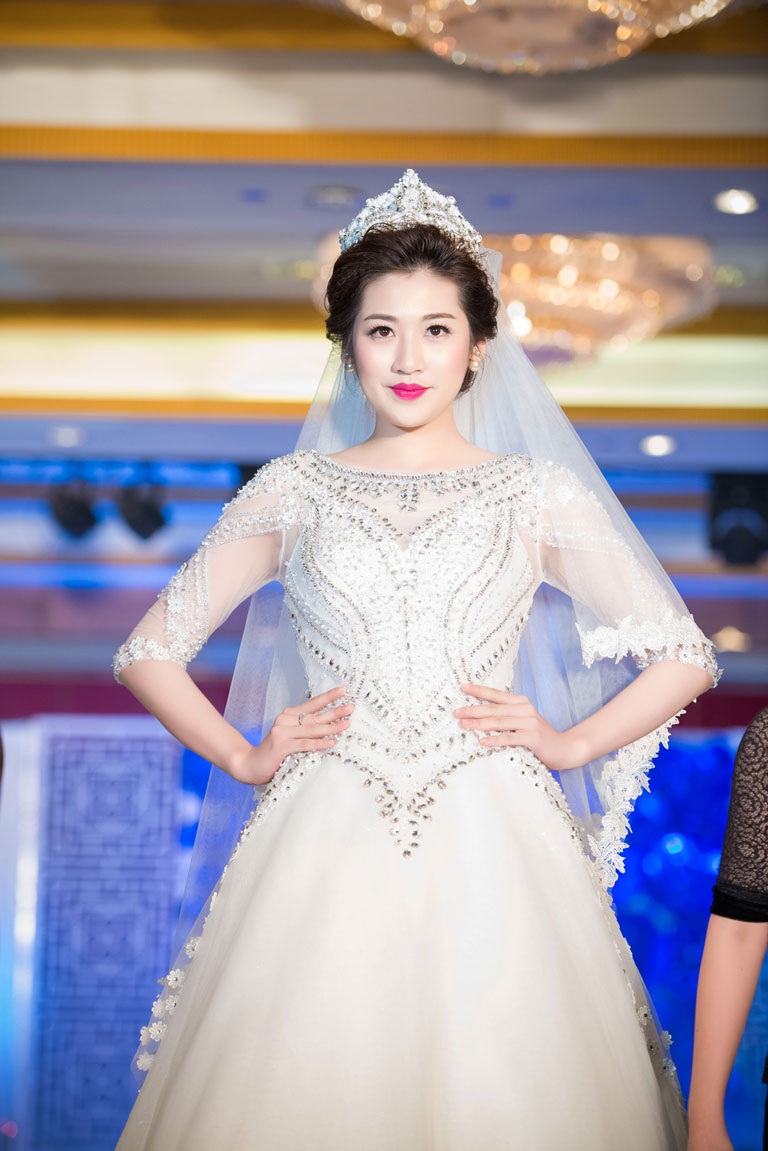 Á hậu Tú Anh đẹp kiêu sa khi trình diễn váy cưới - 9 <b style=mso-bidi-font-weight:
normal>H.T