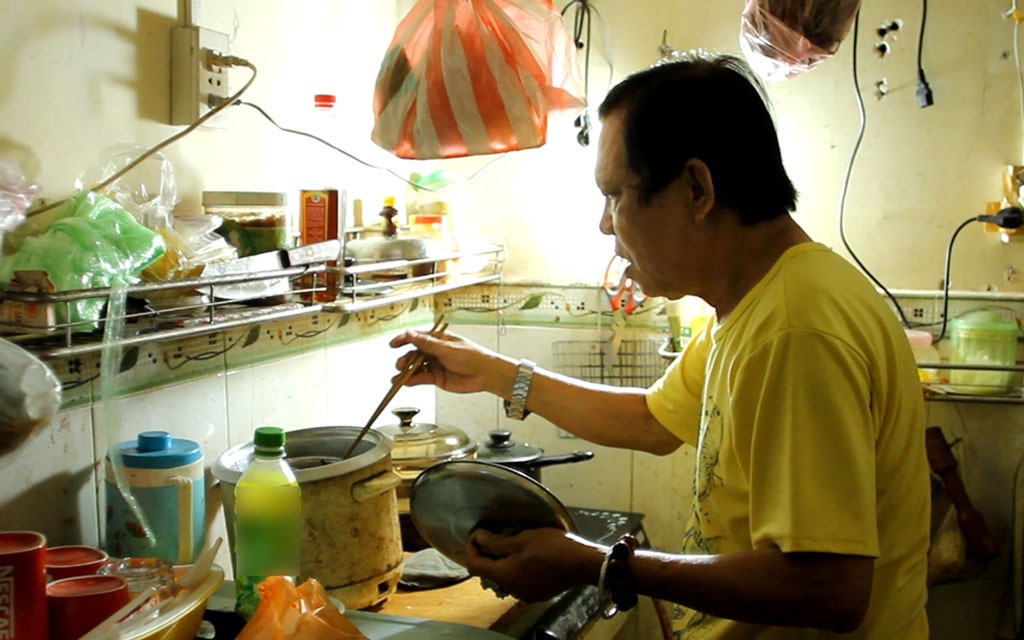 Xót xa trước cảnh sống nghèo túng của nhạc sĩ Vinh Sử - 3 Giờ nhạc sĩ có thể tự mình nấu nướng mà không cần sự giúp đỡ của người vợ cũ
