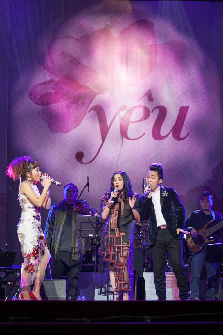 Thanh Lam, Hà Trần, Tùng Dương “lên đồng” trong đêm nhạc “Yêu” - 1 Thanh Lam, Hà Trần, Tùng Dương có màn kết hợp ăn ý trong đêm Yêu