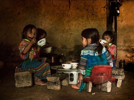 4 đứa trẻ người H’mông tự ở nhà cơm nước cho nhau, cha mẹ các em còn đang ở trên nương rẫy. Trẻ em vùng cao phải sớm tự lập, các em lớn lên tự nhiên, mạnh mẽ, dẻo dai như cây rừng.