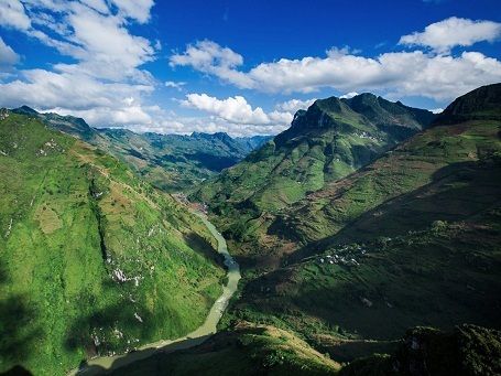 Trong quá trình di chuyển giữa các bản làng, nhiếp ảnh gia Réhahn thường dừng lại dọc đường để ghi lại cảnh đẹp ven đường. Bất cứ khi nào anh gặp một người dân bản địa đưa lại cho anh cảm xúc nhiếp ảnh, Réhahn cũng sẽ ngay lập tức bấm máy. Bức ảnh này được chụp trên đường tới thị trấn Bảo Lạc.