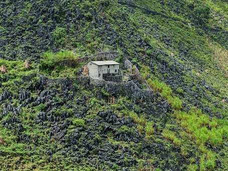 Một ngôi nhà nằm chênh vênh trên triền núi đoạn giữa huyện Đồng Văn và huyện Mèo Vạc.