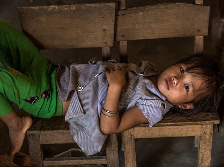 Theo Réhahn, cái nghèo là nguyên nhân chính khiến trẻ em sống ở những bản làng miền núi xa xôi, hẻo lánh thường dễ bỏ học.