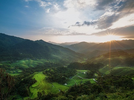 Cảnh vật mà Réhahn chụp cũng ấn tượng như những người dân bản địa đã xuất hiện trong các bức ảnh của anh.