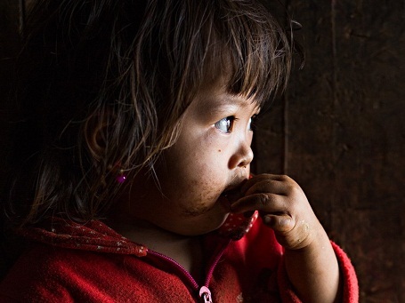 Nạn tảo hôn vẫn xảy ra ở một số làng bản xa xôi. Réhahn cho biết anh đã gặp một cô gái kết hôn từ năm 14 và có con đầu lòng năm 16 tuổi.