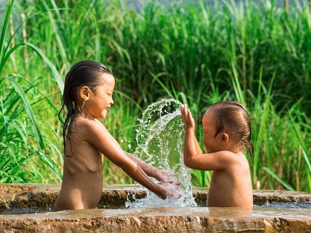 Hai chị em sống trong một bản làng của người H’mông.