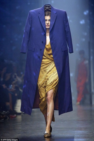 Bộ sưu tập Xuân - Hè 2016 của nhà thiết kế gạo cội Vivienne Westwood để người mẫu khoác trên mình những bộ khung như thể mắc treo áo.