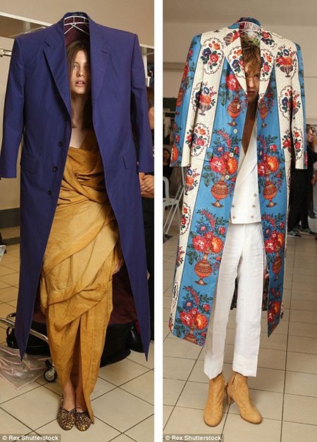 Các người mẫu mang trên mình không chỉ những bộ trang phục mà còn cả những khung treo áo khổng lồ.