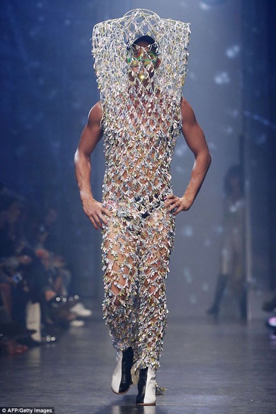 Thêm một mẫu thiết kế biến người mẫu thành “mắc áo”.