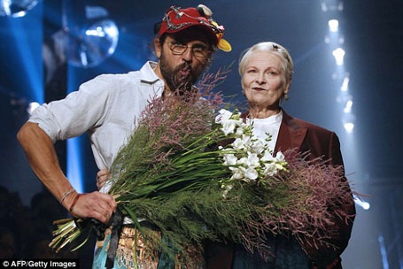 Nhà thiết kế kết thúc buổi trình diễn bằng việc bước ra sân khấu chào khán giả, đi cùng là chồng của bà - nhà thiết kế Andreas Kronthaler.