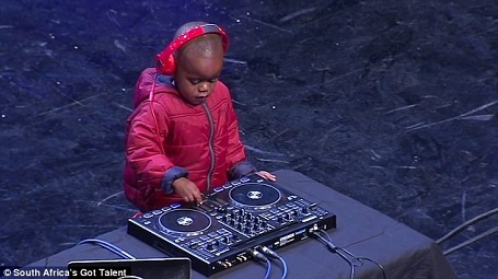 DJ 3 tuổi gây sốt vòng bán kết cuộc thi Tìm kiếm Tài năng - 2 Cậu bé DJ người Nam Phi xuất hiện trên sân khấu với bàn mix nhạc nhỏ nhắn của mình và bắt đầu trình diễn.