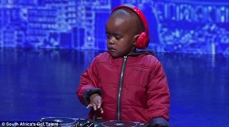 DJ 3 tuổi gây sốt vòng bán kết cuộc thi Tìm kiếm Tài năng - 6 Khán giả và ban giám khảo đã bị cậu bé DJ chinh phục.