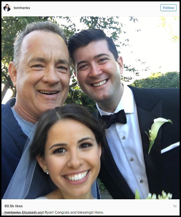 Hôn lễ giản dị của cặp đôi Elisabeth và Ryan diễn ra trong công viên Central Park, New York, đã bất ngờ chào đón một vị khách đặc biệt - nam tài tử Tom Hanks. Ông đã chủ động tiến lại làm quen với cặp vợ chồng và đề nghị được chụp ảnh “tự sướng” cùng họ. Bức ảnh được Tom Hanks đăng tải trên trang cá nhân đã nhận được 64.000 lượt like.