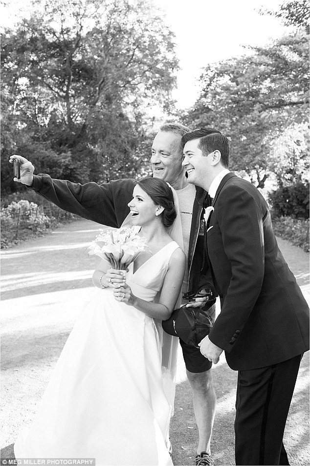 Sự xuất hiện của tài tử Tom Hanks chính là chi tiết điểm nhấn bất ngờ cho buổi chụp hình của cặp đôi mới cưới.