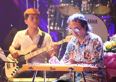 Sự thật nguyên mẫu trong bài hát nổi tiếng “Gửi người em gái miền Nam” - 4 Nghệ sĩ Đoàn Đính trong một đêm nhạc về nhạc sĩ Đoàn Chuẩn. Ông là một nghệ sĩ Guitar Hawai nổi tiếng.