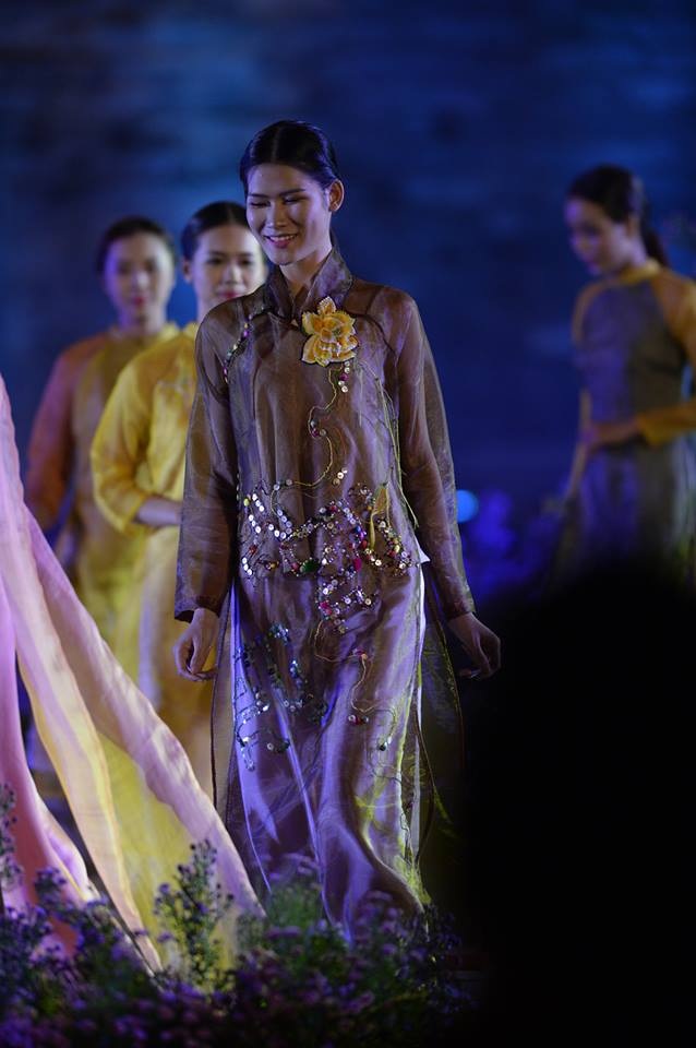 Duyên dáng hình ảnh tà áo truyền thống Việt trong đêm khai mạc - 7 Duyên dáng hình ảnh tà áo truyền thống Việt trong đêm khai mạc - 7