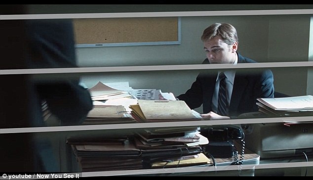 Khi những sọc ngang, sọc dọc xuất hiện trong khuôn hình, chắn cảnh, điều đó cho thấy nhân vật đang bị mắc kẹt trong cuộc sống của chính mình, trong ảnh là một cảnh phim “Catch Me If You Can” (Hãy bắt tôi nếu có thể - 2002).