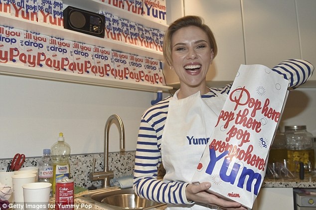 Bắt gặp minh tinh màn bạc đi bán… bỏng ngô - 3 Scarlett Johansson trông rất rạng rỡ khi phục vụ bỏng ngô trong ngày đầu tiệm nhỏ của cô đi vào hoạt động hồi tuần qua.