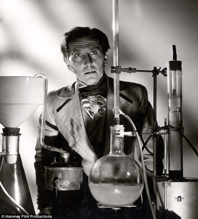 Sẽ thế nào nếu “quái vật Frankenstein”… lấy vợ? - 4 Trong cuốn tiểu thuyết, quái vật do nhà khoa học Victor Frankenstein tạo ra không có tên riêng, nhưng trong văn hóa đại chúng, người ta đã rất quen thuộc với việc gọi hắn là “quái vật Frankenstein”. Trong ảnh là nhân vật nhà khoa học Victor Frankenstein trong “The Curse Of Frankenstein” (1957).