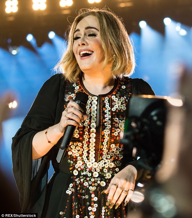 Adele sẽ không bao giờ “phục hồi phong độ”? - 5 Adele cho biết trong quãng thời gian giãn cách 4 năm giữa album “21” và “25”, cô đã dành ra nhiều thời gian để chăm sóc con trai nhỏ. Mặc dù bị hội chứng trầm cảm sau sinh, nhưng Adele may mắn không gặp phải bất cứ khó khăn nào trong việc yêu thương, chăm sóc con.