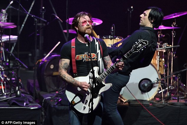 Nhà hát bị khủng bố của Paris mở cửa trở lại - 6 Hồi tháng 2 năm nay, thành viên Jesse Hughes của nhóm nhạc Eagles of Death Metal đã từng quay trở lại biểu diễn ở Paris trong đêm nhạc đặc biệt dành riêng cho những khán giả là những người đã sống sót sau vụ tấn công khủng bố.