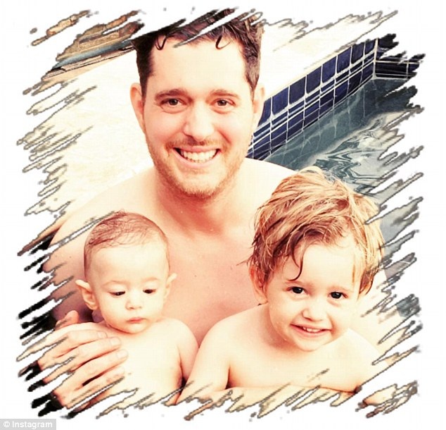 Nam danh ca nổi tiếng Michael Buble ngưng hát vì con trai bạo bệnh - 8 Buble bên hai cậu con trai Noah và Eliah. Anh cho biết mỗi khi phải xa nhà đi biểu diễn, anh lại cảm thấy như thể mình là “người tồi tệ nhất hành tinh” khi khiến cậu con trai Noah phải nài nỉ cha hãy ở nhà với mình.