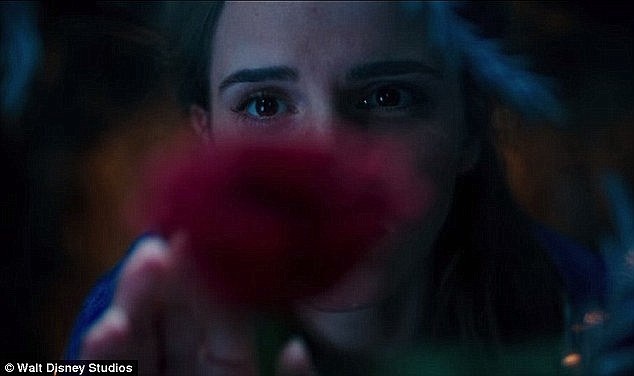 Cho tới giờ, Disney vẫn chỉ hé lộ từng chút thông tin, khiến công chúng hồi hộp chờ đợi. Tạo hình của Emma Watson khi hóa thân thành nàng Belle rất được khen ngợi.