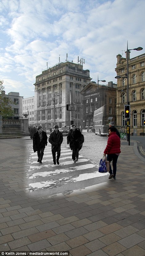The Beatles bước đi trên quảng trường Derby hồi năm 1963. Hồi đầu thập niên 1960, dù The Beatles đã rất nổi tiếng tại Liverpool nhưng sẽ không có gì lạ lẫm khi người ta bắt gặp bốn ngôi sao đang lên xuất hiện trong thành phố như những thanh niên bình thường khác.