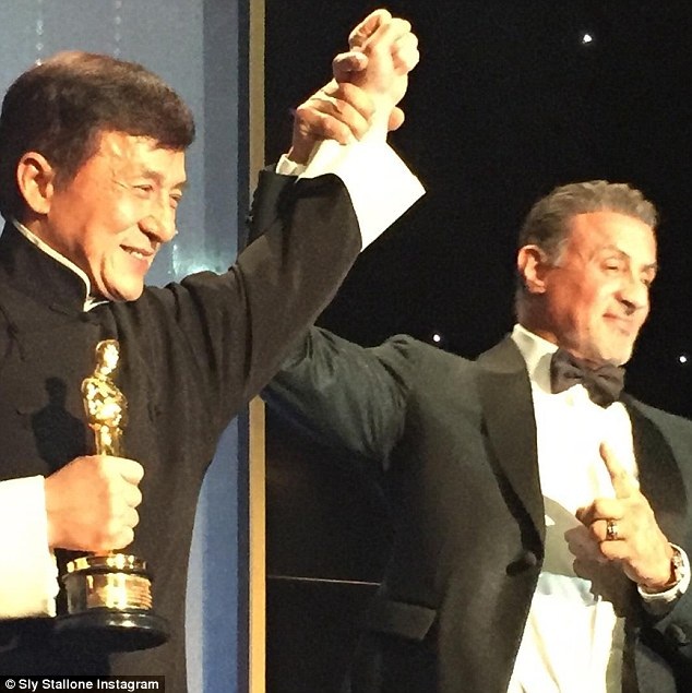 Sau nhiều lần gãy xương, Thành Long đã có được… tượng vàng Oscar - 7 Sau sự kiện, nam diễn viên Sylvester Stallone đã đăng tải lên trang cá nhân bức ảnh này cùng với lời bình: “Thành Long thật tuyệt vời. Một nam diễn viên đẳng cấp. Hy vọng chúng ta sẽ có cơ hội làm việc cùng nhau trong tương lai! Chúng ta đều yêu thích công việc của mình… cho dù công viếc ấy khiến chúng ta nhiều phen đau đớn!”.