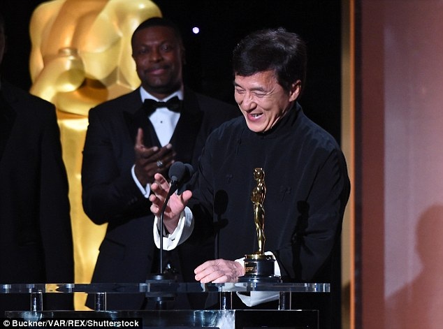 Sau nhiều lần gãy xương, Thành Long đã có được… tượng vàng Oscar - 13 Thành Long thể hiện một tâm thế rất tốt trên sân khấu.