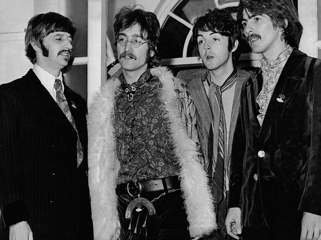Đấu giá lá thư “căng thẳng” giữa hai huyền thoại The Beatles - 2 Lá thư có nhiều lời giận dữ của John Lennon gửi tới cho vợ chồng Paul McCartney sắp được đem ra đấu giá tại Mỹ. Ảnh: Ban nhạc The Beatles, từ trái sang phải - Ringo Starr, John Lennon, Paul McCartney và George Harrison.