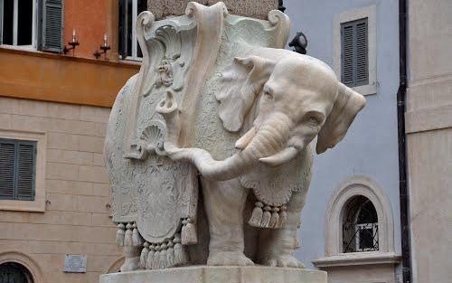 Thành Rome tức giận vì thêm một di sản nghệ thuật bị phá hoại - 6 Bức tượng “Voi và tháp” trước khi bị phá hoại.