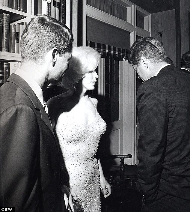 Váy gợi cảm kinh điển của Marilyn Monroe có giá… 110 tỷ đồng - 3 Hiện tại chiếc váy gợi cảm này đã được một chuỗi bảo tàng có tiếng tại Mỹ mua lại. Chiếc váy này gắn liền với sự kiện đáng nhớ trong cuộc đời của một nhân vật nổi bật trong nền văn hóa đại chúng Mỹ.