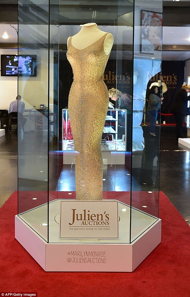 Váy gợi cảm kinh điển của Marilyn Monroe có giá… 110 tỷ đồng - 4 Chiếc váy này hiện giữ mức giá kỷ lục trong các bộ váy từng được đem ra đấu giá của Marilyn Monroe.