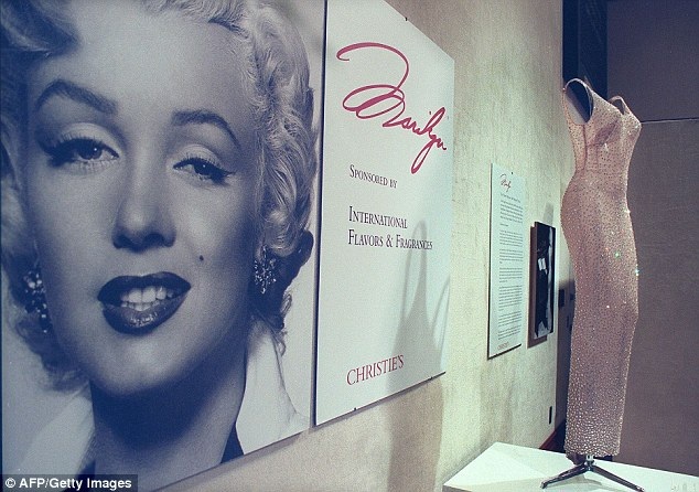Váy gợi cảm kinh điển của Marilyn Monroe có giá… 110 tỷ đồng - 5 Chiếc váy biểu trưng cho một khoảnh khắc đáng nhớ nhất trong cuộc đời Marilyn Monroe - một nhan sắc đã đi vào văn hóa đại chúng.