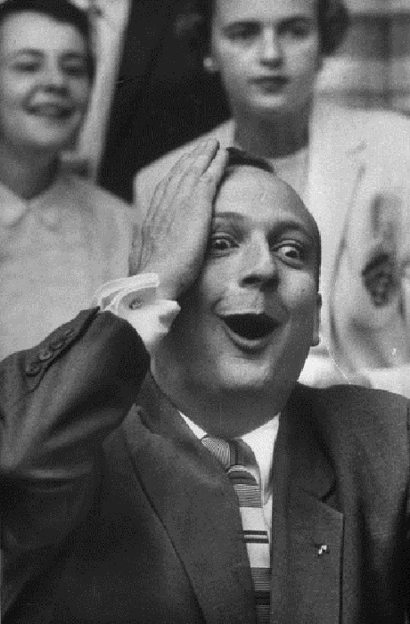 Một fan bóng chày với gương mặt hạnh phúc rạng ngời khi chứng kiến đội tuyển mà anh cổ vũ đã giành chiến thắng. Ảnh chụp năm 1957.