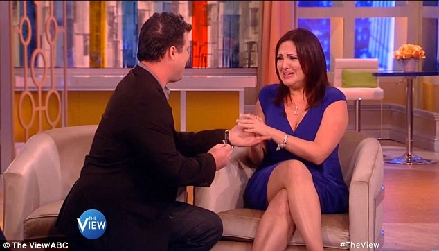 Justin đã cầu hôn Amy hồi tháng 11 năm ngoái khi hai người cùng xuất hiện trong talkshow truyền hình “The View” của đài ABC để chia sẻ về câu chuyện tình yêu kỳ lạ của mình.