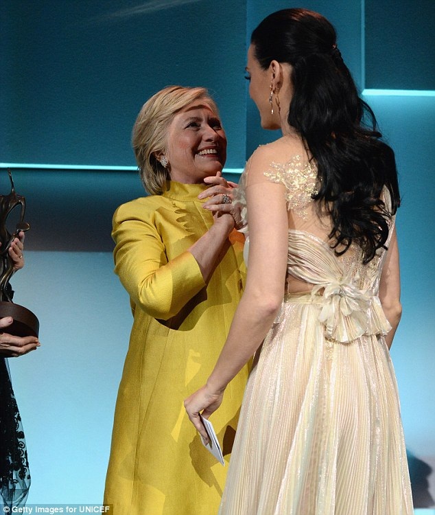 Katy Perry bật khóc khi được bà Hilary Clinton vinh danh - 1 Nữ chính trị gia Hillary Clinton đã tạo nên bất ngờ lớn khi xuất hiện tại sự kiện tổ chức thường niên của UNICEF để tôn vinh một nhân vật nghệ sĩ đã có nhiều đóng góp cho Quỹ trong một năm hoạt động. Năm nay, người được tôn vinh chính là nữ ca sĩ gắn bó thân thiết với bà Clinton - Katy Perry.