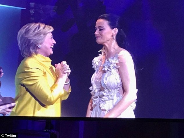 Katy Perry bật khóc khi được bà Hilary Clinton vinh danh - 2 Katy Perry đã bật khóc khi nhìn thấy bà Hillary Clinton xuất hiện để vinh danh những đóng góp thiện nguyện của mình trong một năm qua cùng với UNICEF.