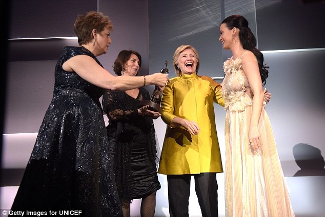 Katy Perry bật khóc khi được bà Hilary Clinton vinh danh - 5 Sự xuất hiện của bà Clinton là một bất ngờ lớn tại sự kiện, khiến Katy Perry bật khóc.