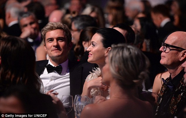 Katy Perry bật khóc khi được bà Hilary Clinton vinh danh - 7 Katy Perry đến dự sự kiện của UNICEF cùng với bạn trai - nam diễn viên Orlando Bloom.