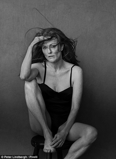 Chiêm ngưỡng các minh tinh màn bạc “đọ sắc” trong ảnh lịch - 1 Nữ diễn viên Julianne Moore (55 tuổi) xuất hiện trong một bức hình sẽ được sử dụng làm ảnh lịch 2017 của Pirelli. Chủ đề của cuốn lịch này là “vẻ đẹp tự nhiên và sự nữ tính”.