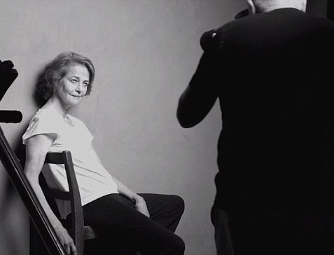 Chiêm ngưỡng các minh tinh màn bạc “đọ sắc” trong ảnh lịch - 8 Nữ diễn viên kỳ cựu Charlotte Rampling (70 tuổi) đang trong quá trình thực hiện một bức hình.